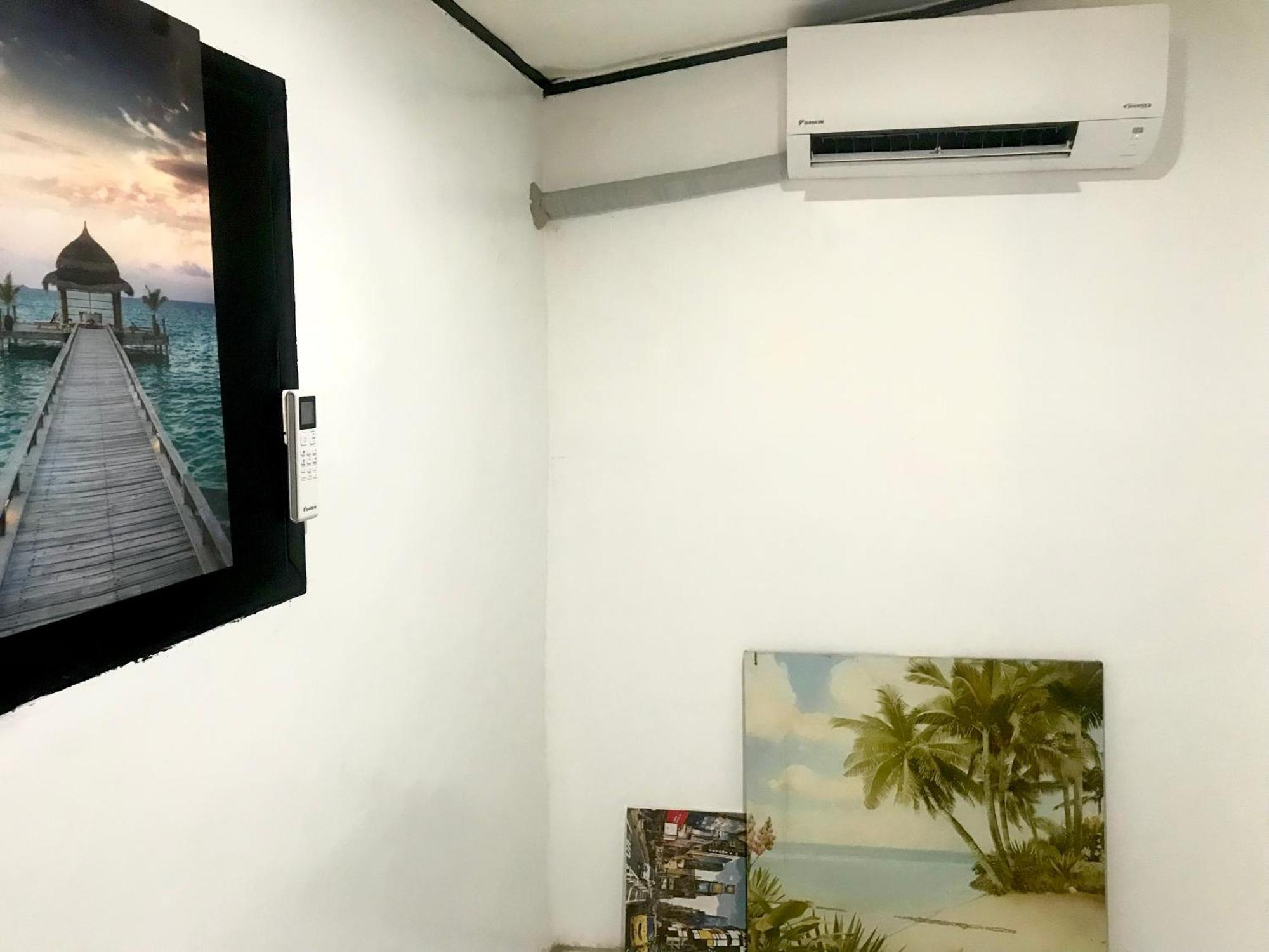 Central Hub Homestay Puerto Princesa Esterno foto