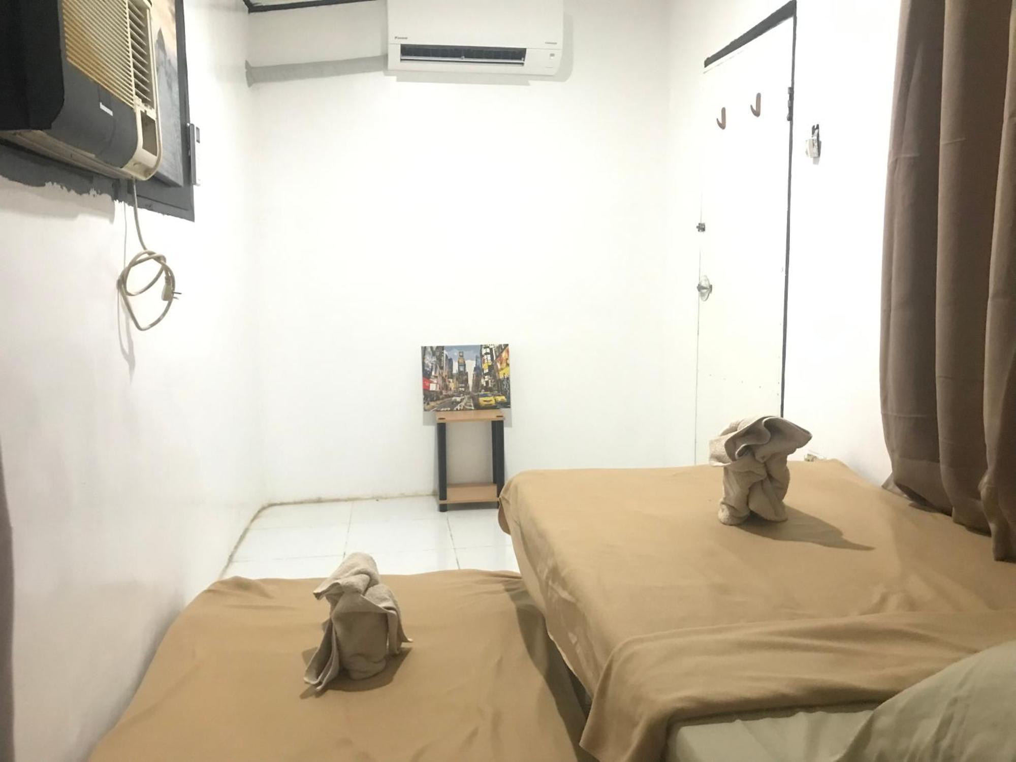 Central Hub Homestay Puerto Princesa Esterno foto