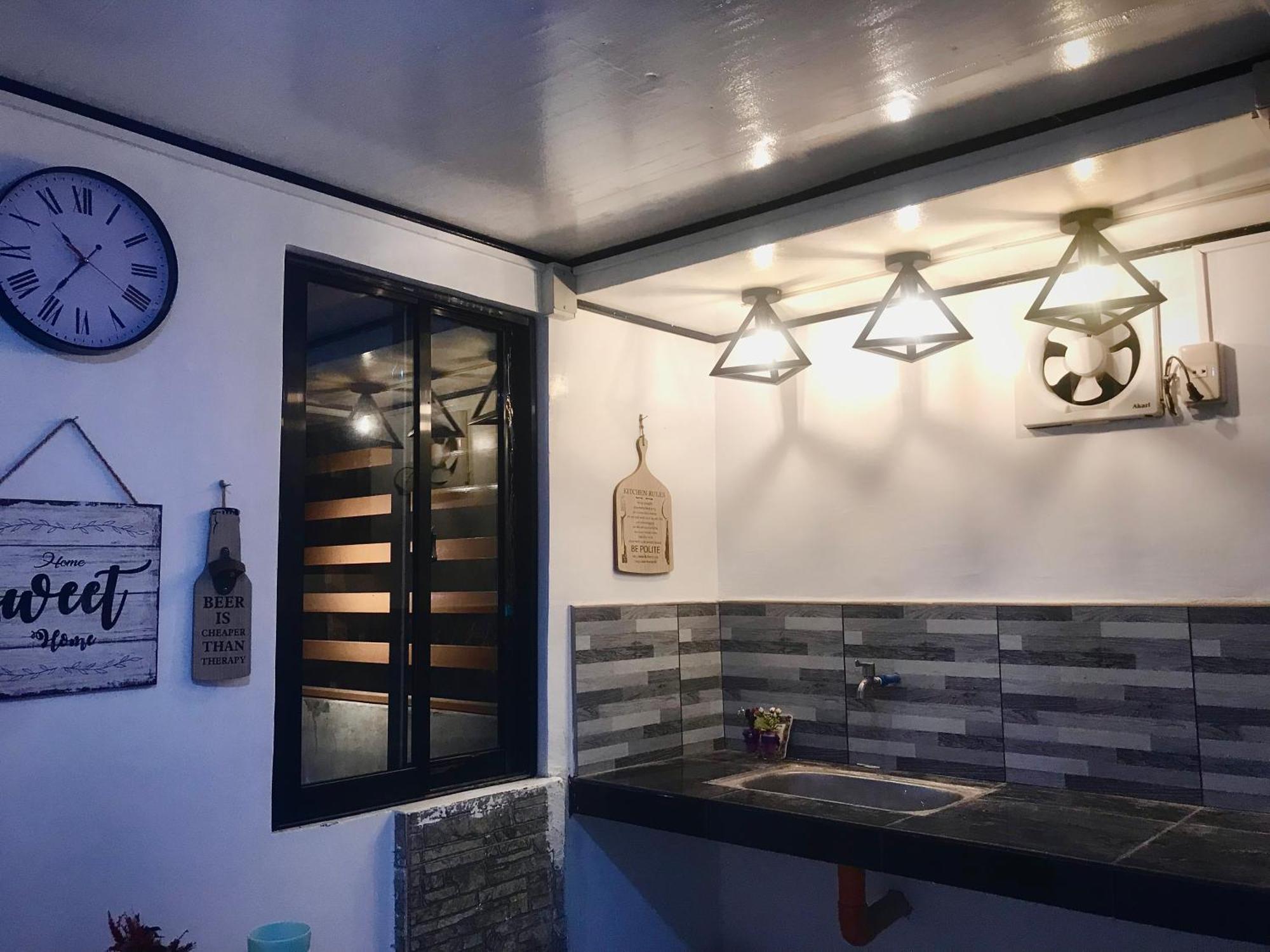 Central Hub Homestay Puerto Princesa Esterno foto
