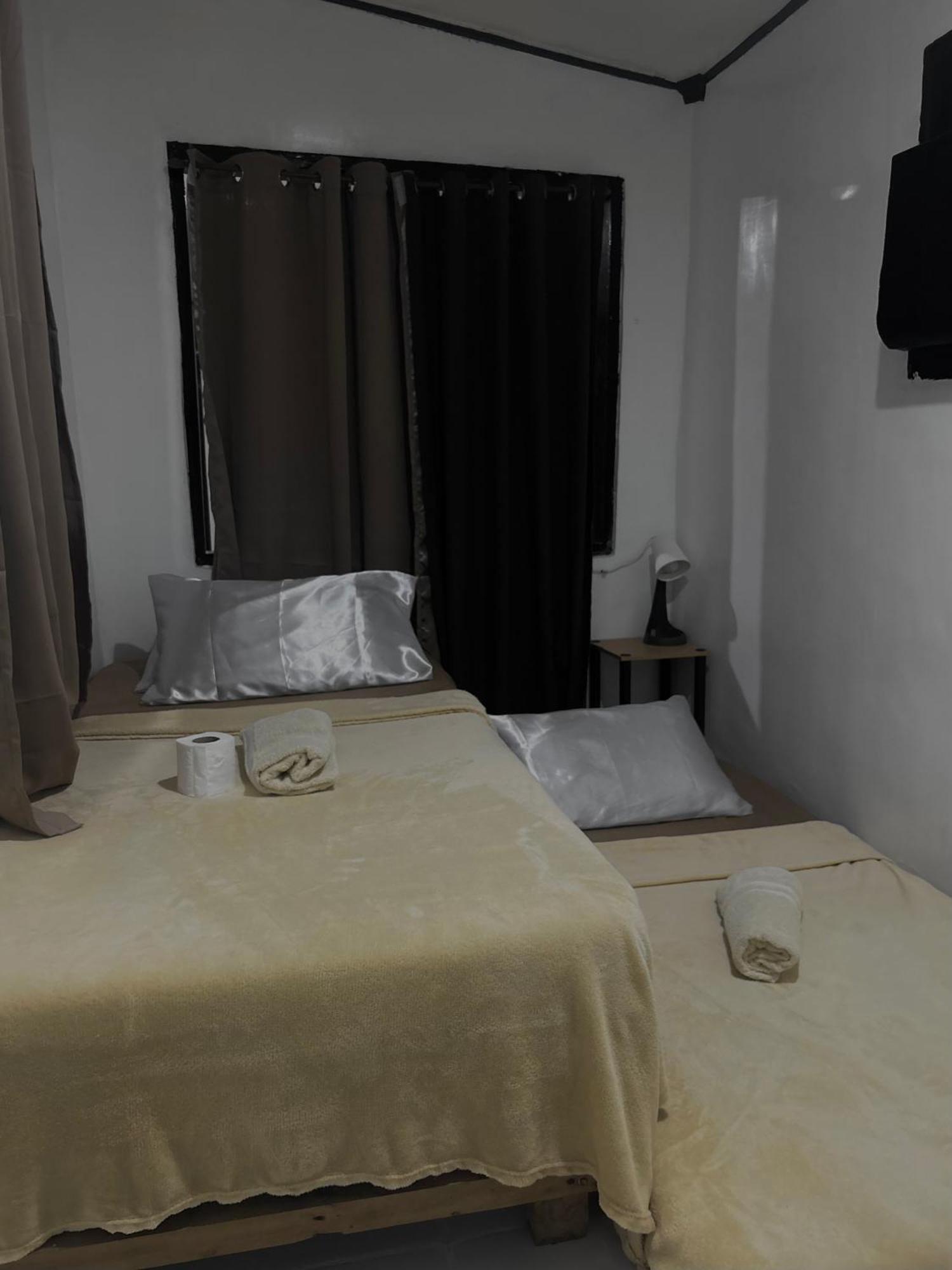 Central Hub Homestay Puerto Princesa Esterno foto